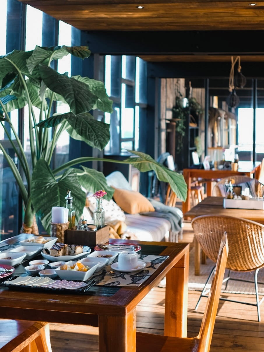 Salón del restaurante con ventanales al mar