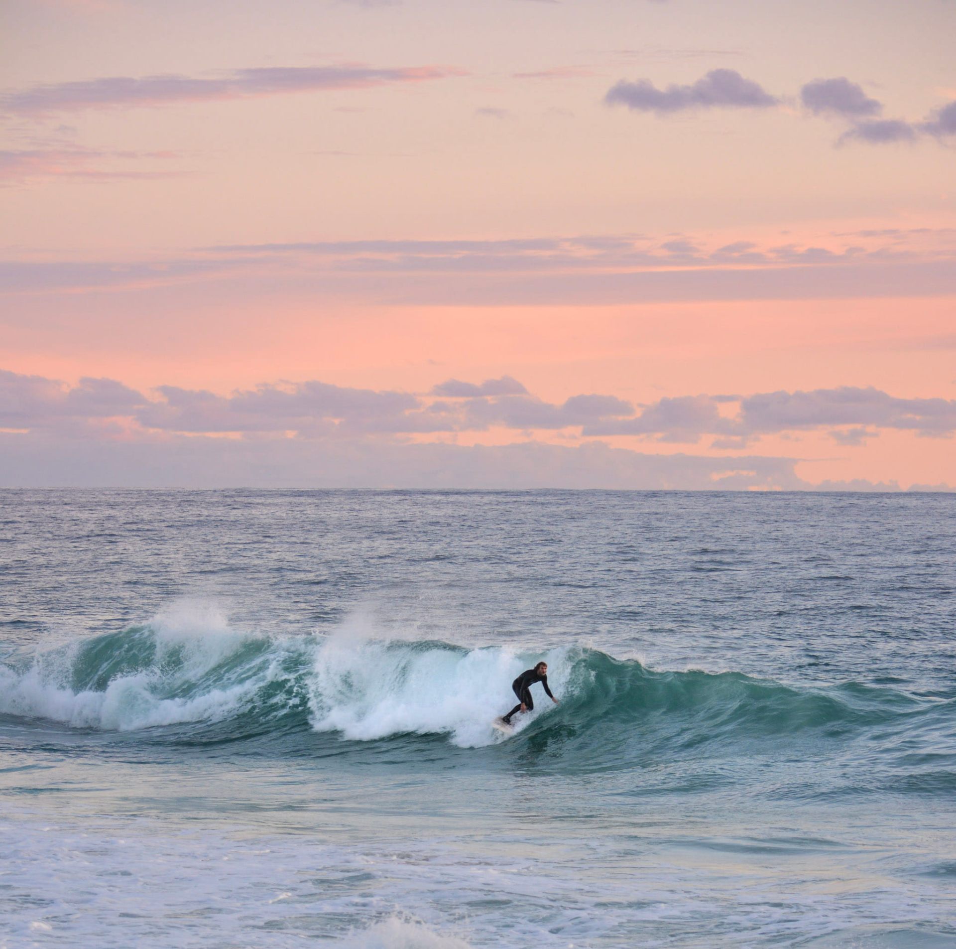 La ola Sirena al amanecer