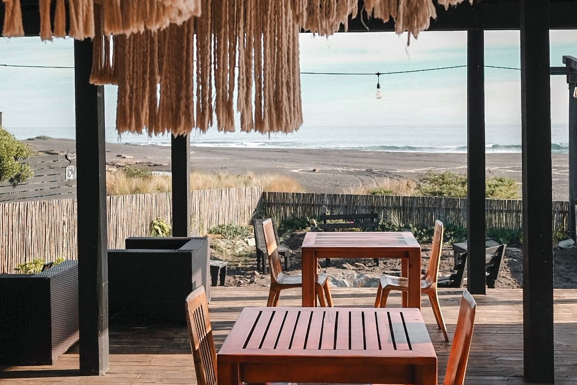 Terraza del restaurante frente a la playa