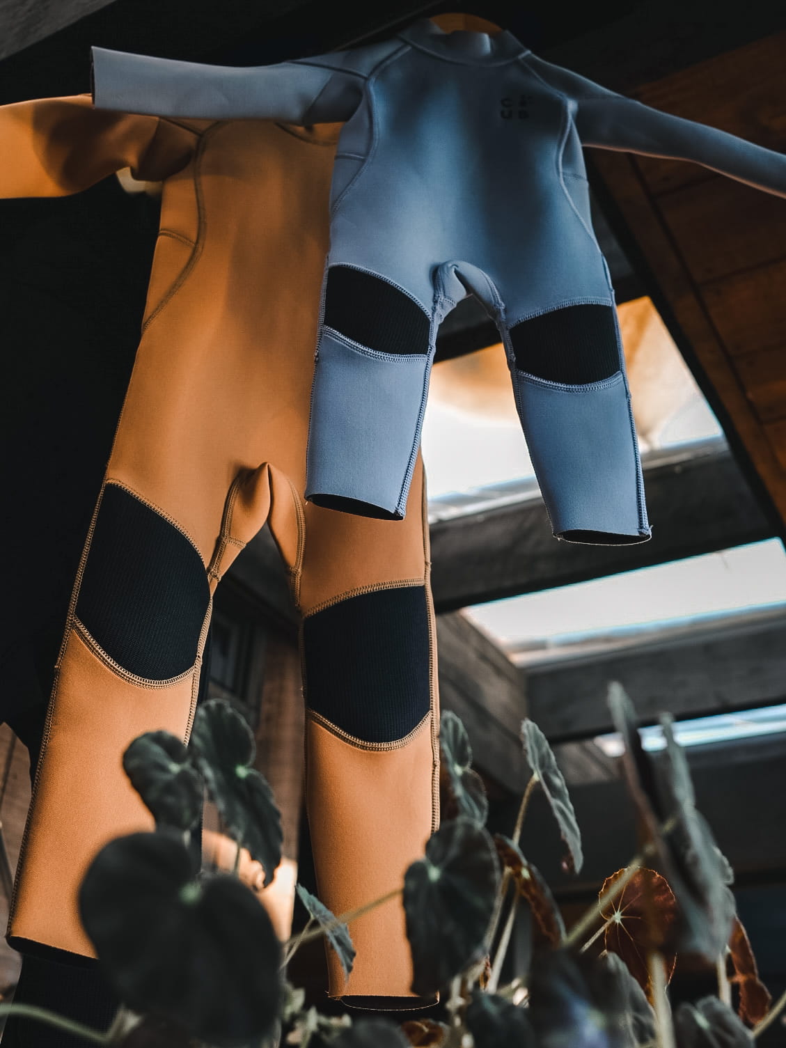 Trajes de surf secándose