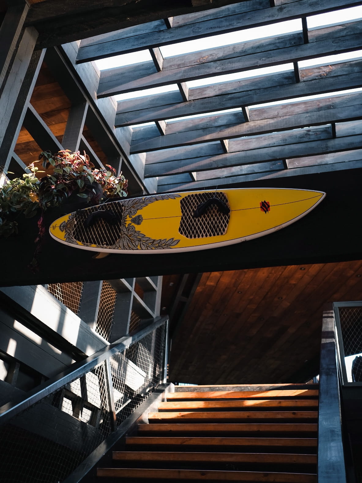 Tabla de surf sobre la escalera del hotel