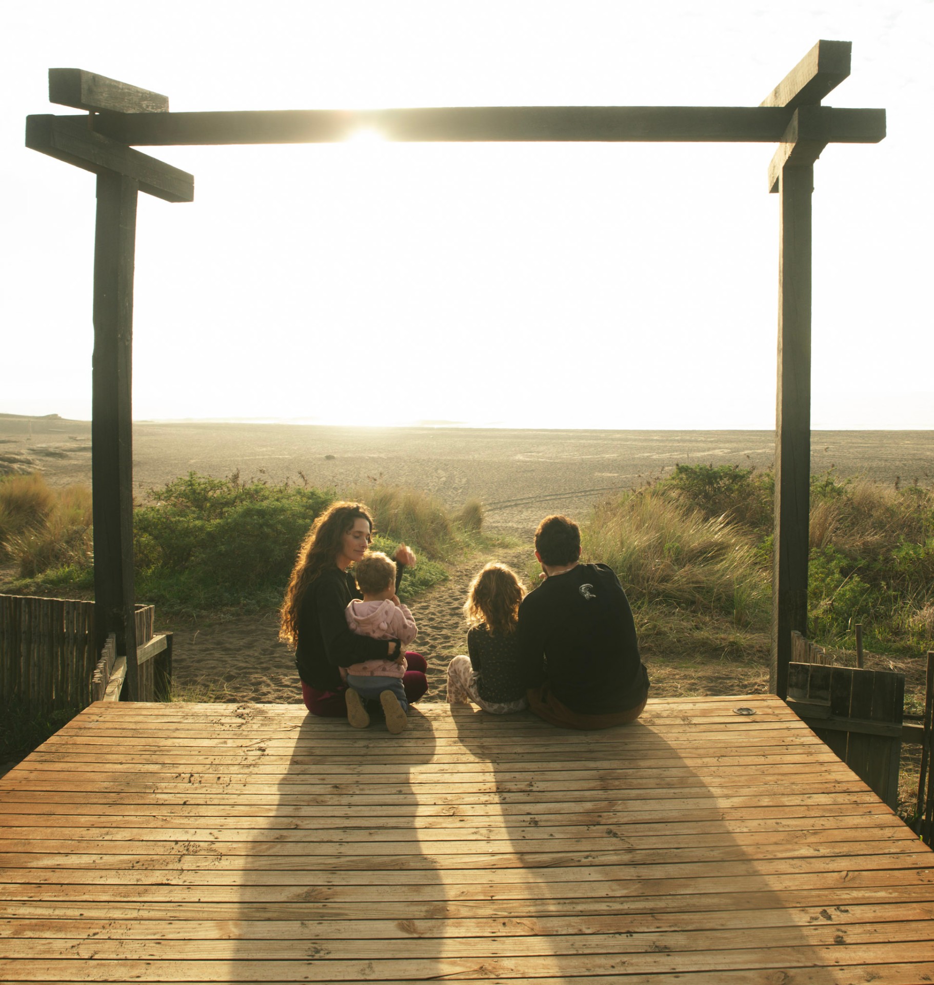 Familia frente al mar