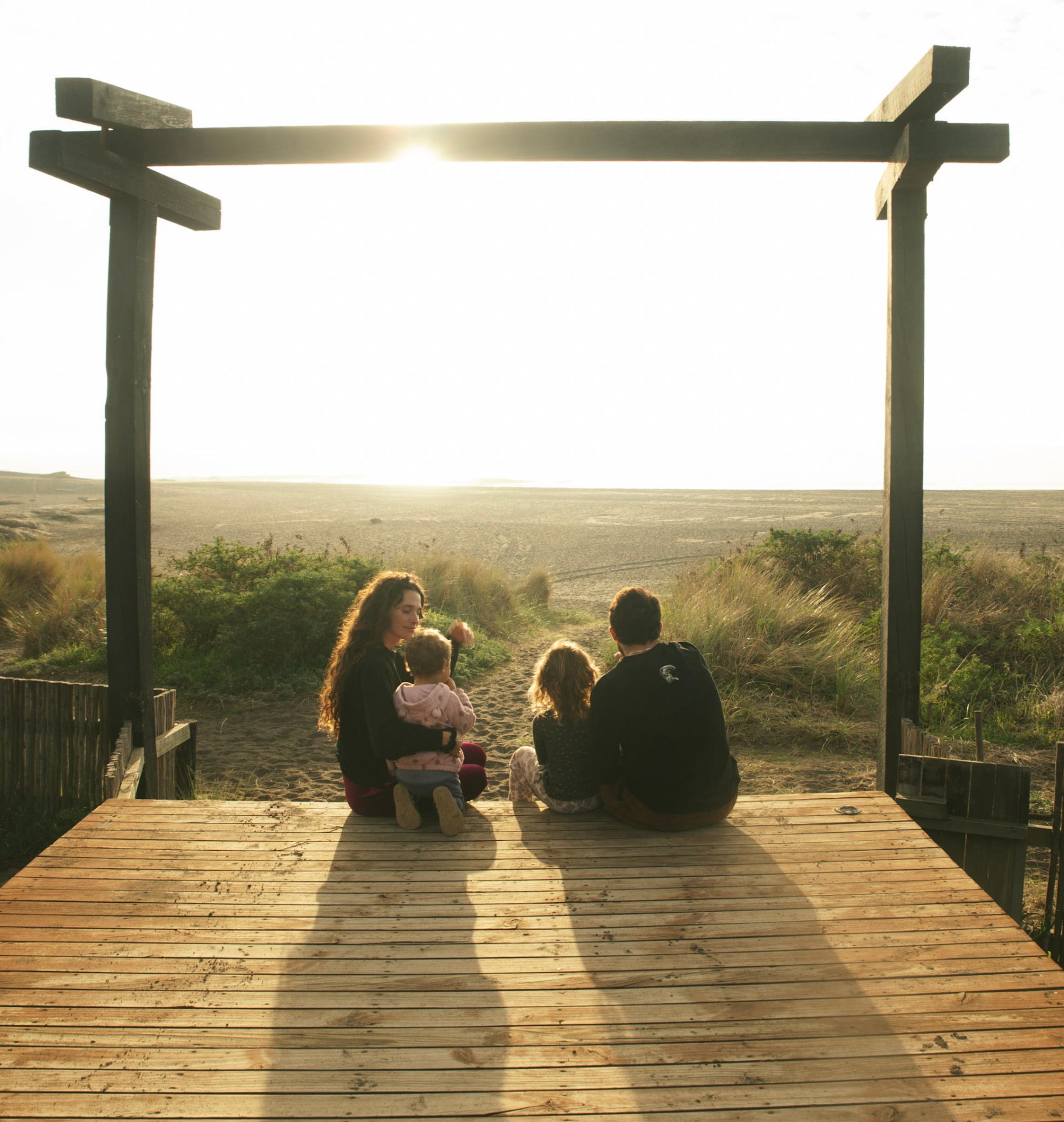 Familia mirando el mar