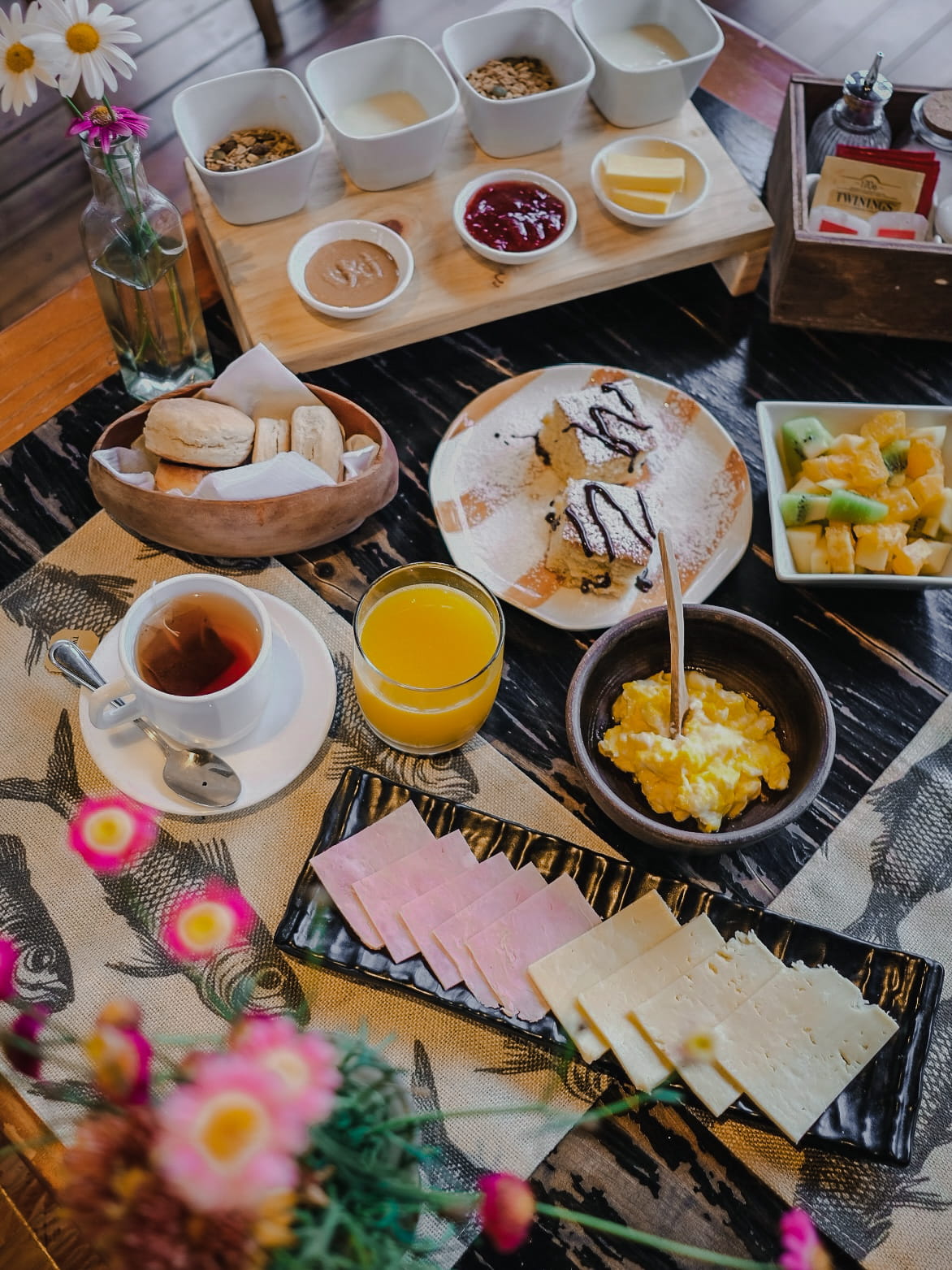 Desayuno completo servido en la mesa