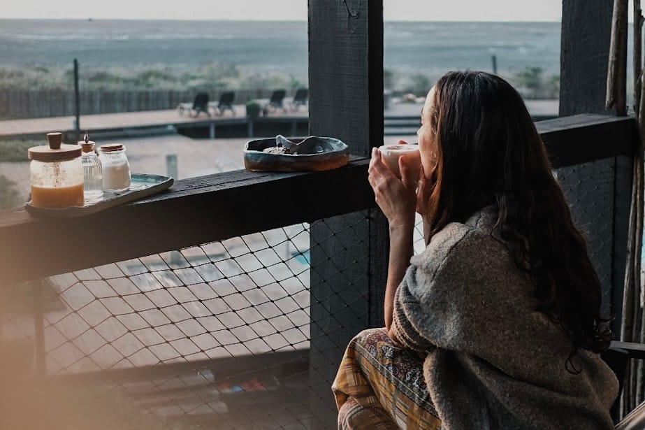 Café mirando el mar desde el interior