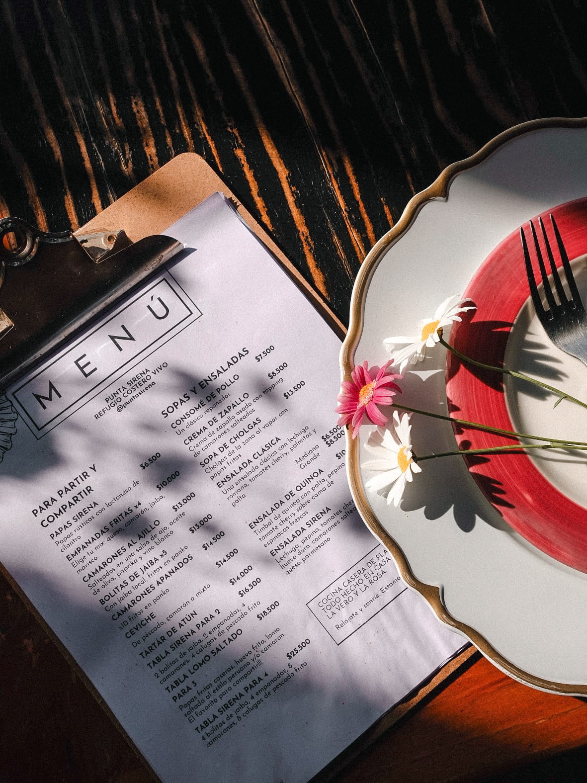 Menú del restaurante sobre la mesa