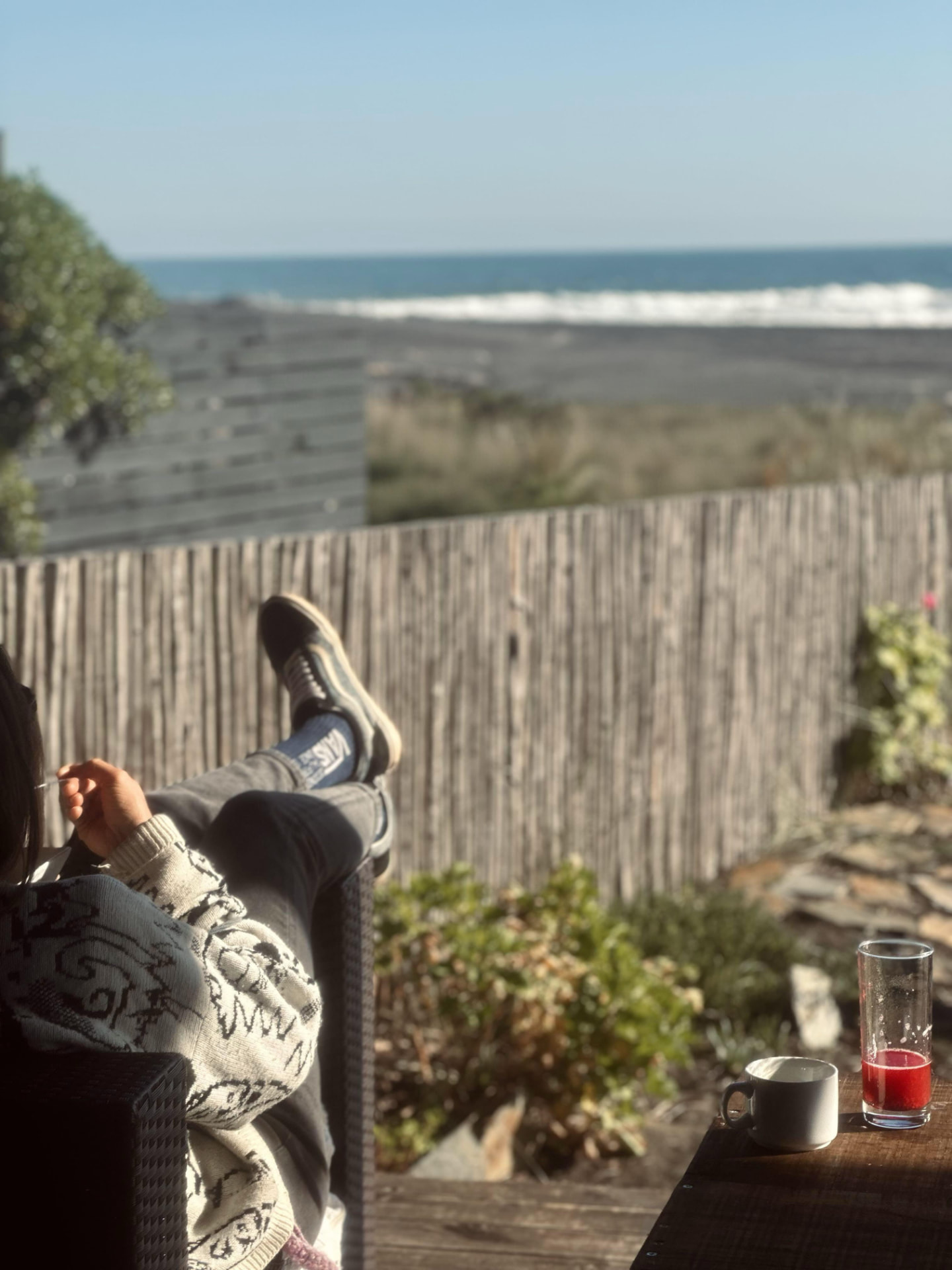 Descanso con los pies arriba mirando el mar