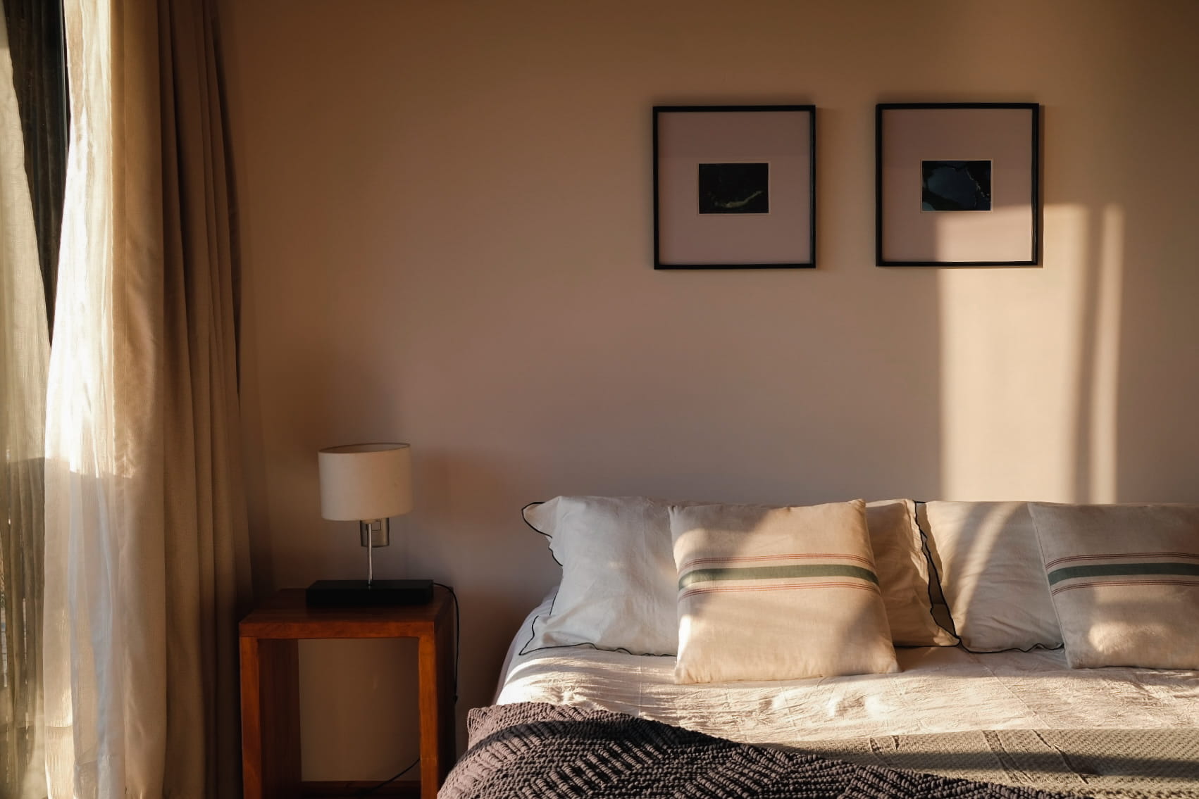Habitación con luz de atardecer