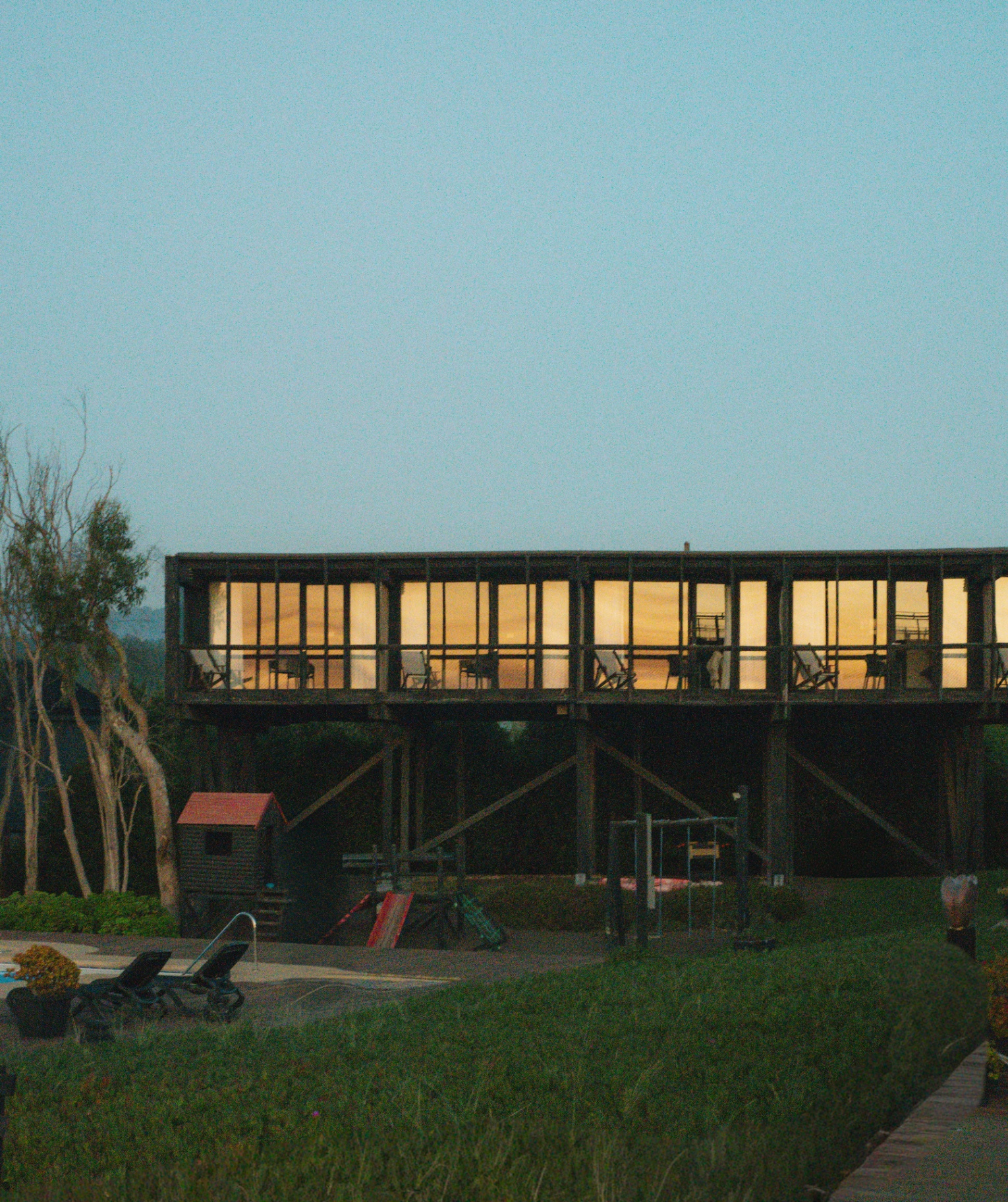 El hotel al anochecer